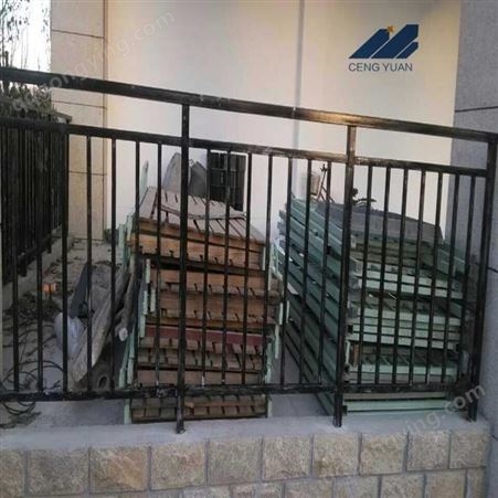 锌钢小区阳台护栏 黑色喷塑小区阳台护栏 层远小区阳台护栏定制
