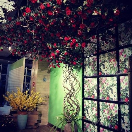 室内玫瑰花假花藤吊顶爬壁挂植物装饰设计仿真藤条墙面装饰设计
