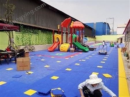 云南悬浮地垫 室外 塑料加厚幼儿园悬浮地板 户外 篮球场体育跑道防滑池垫